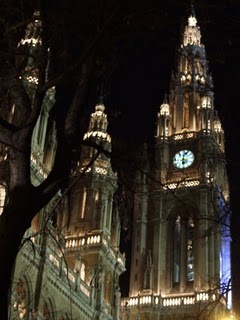 Rathaus - V noci.JPG