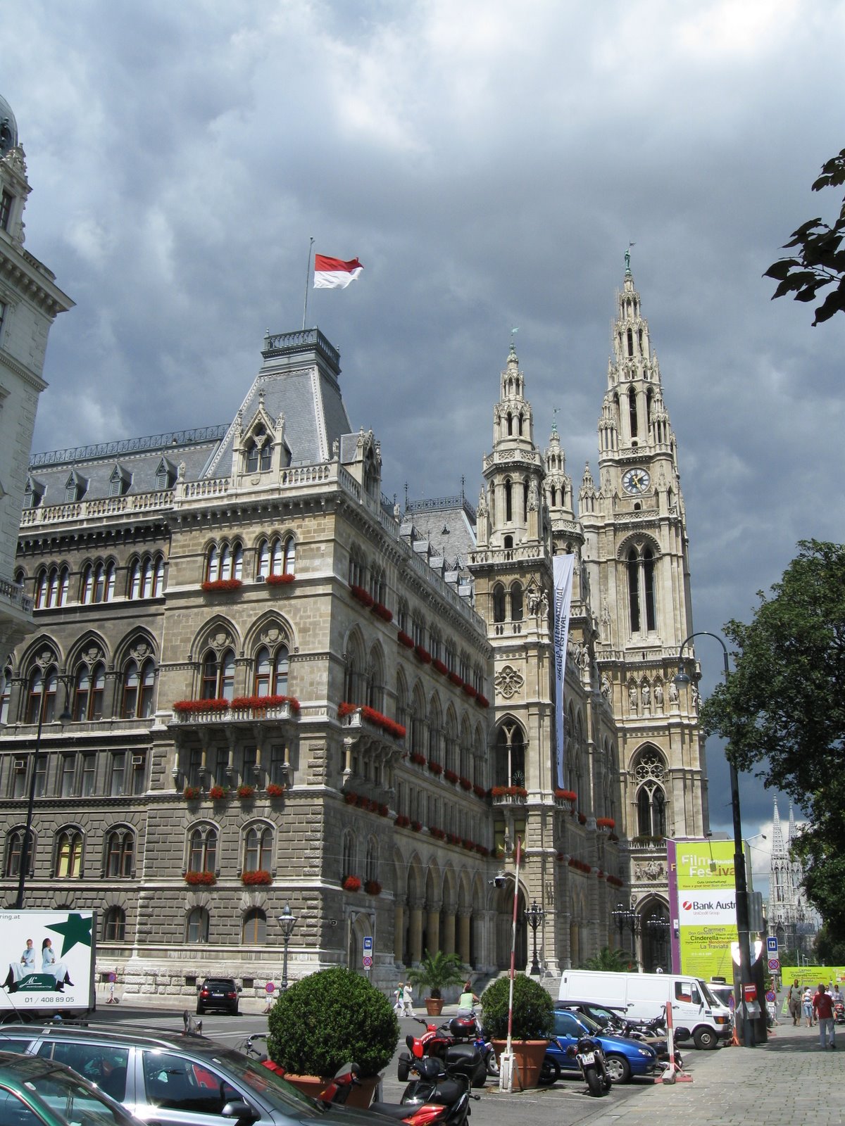 Rathaus - Cez deň.jpg