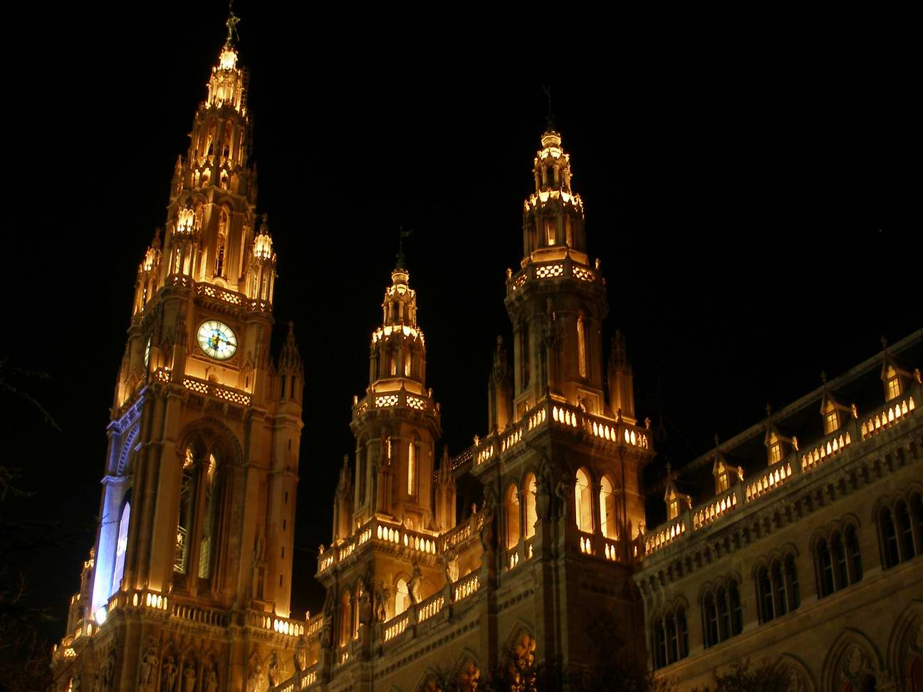 Rathaus - Krásne osvetlený.JPG